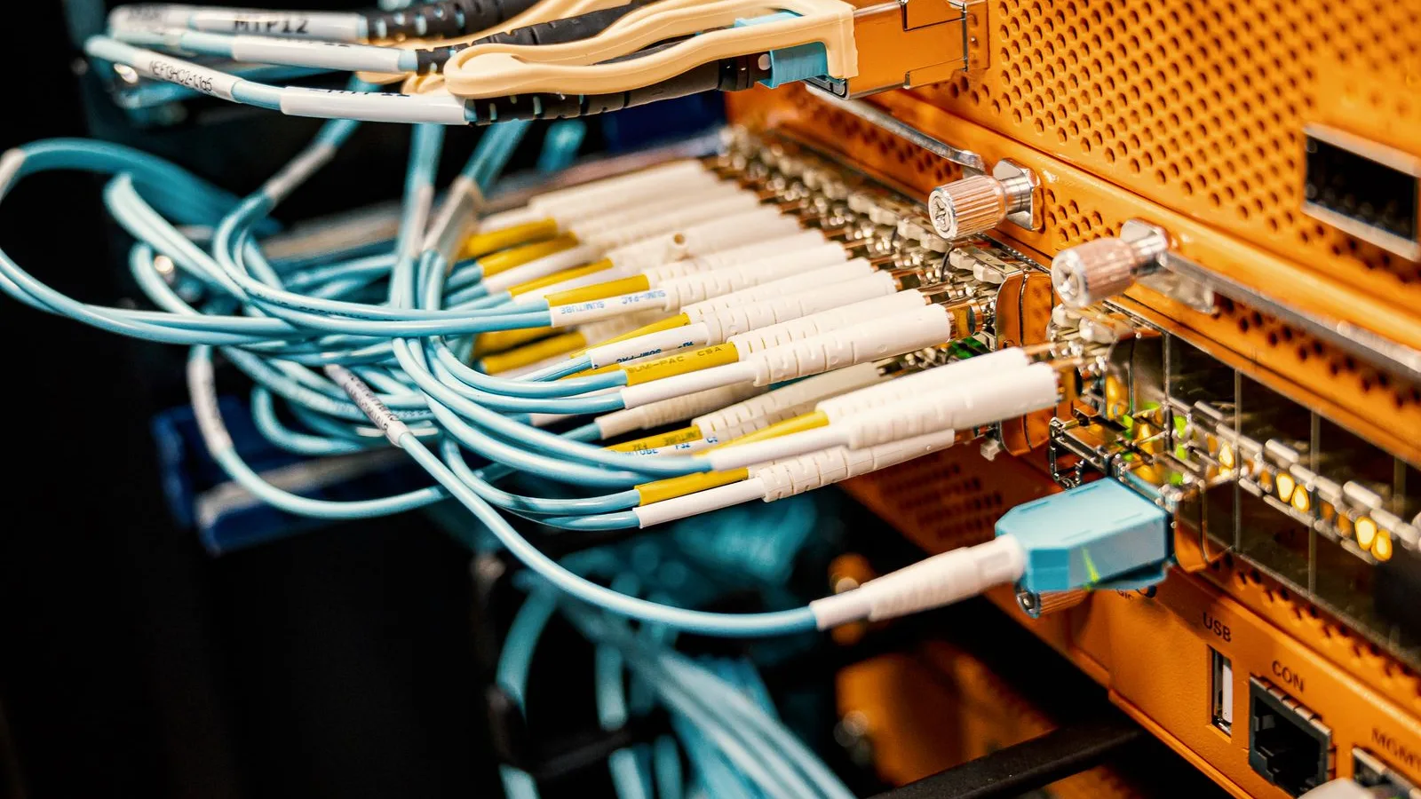 Cabluri de rețea conectate la echipamente dintr-un centru de date