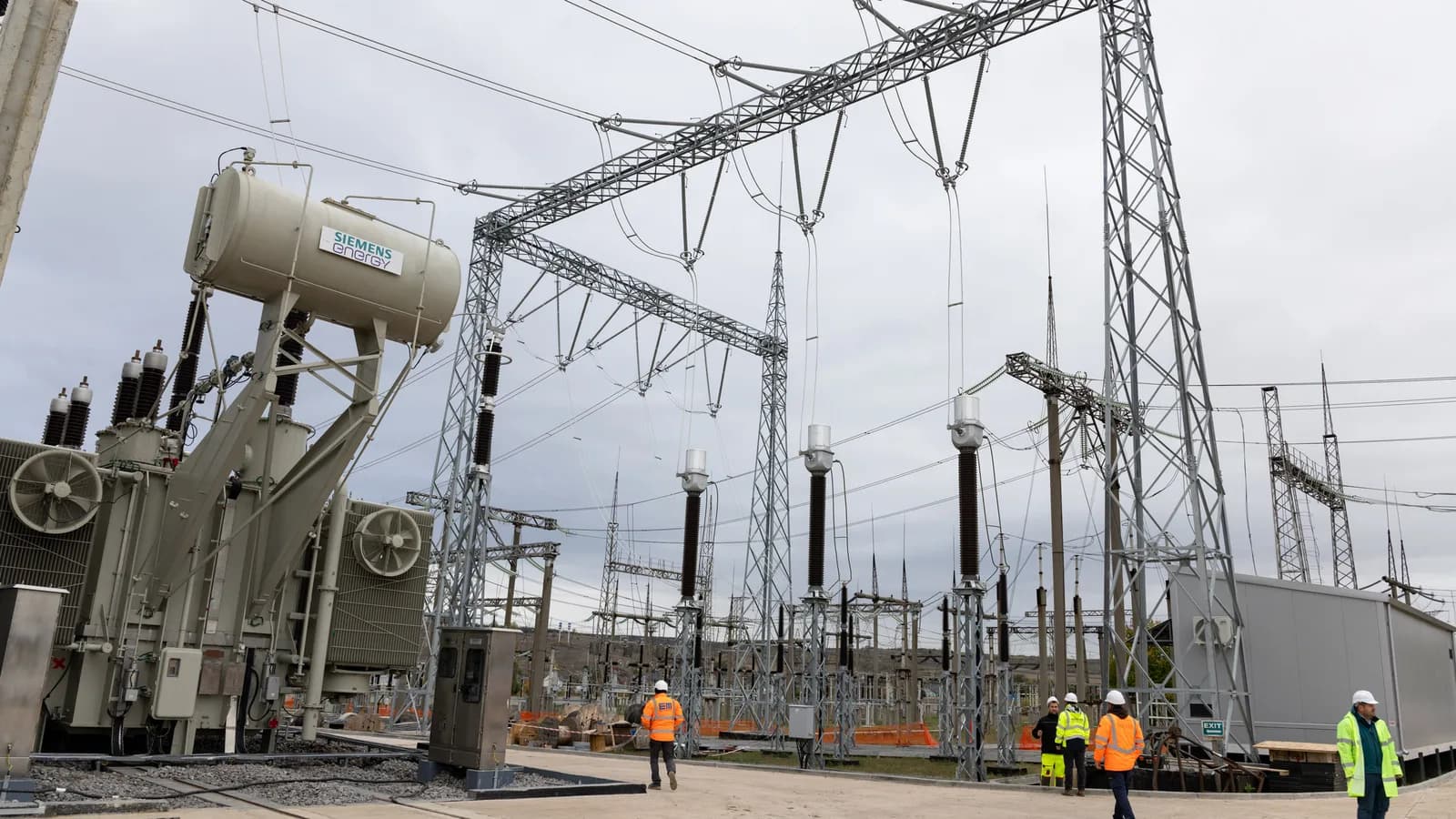 Transformator de putere și stâlpi metalici de înaltă tensiune în Stația electrică Chișinău