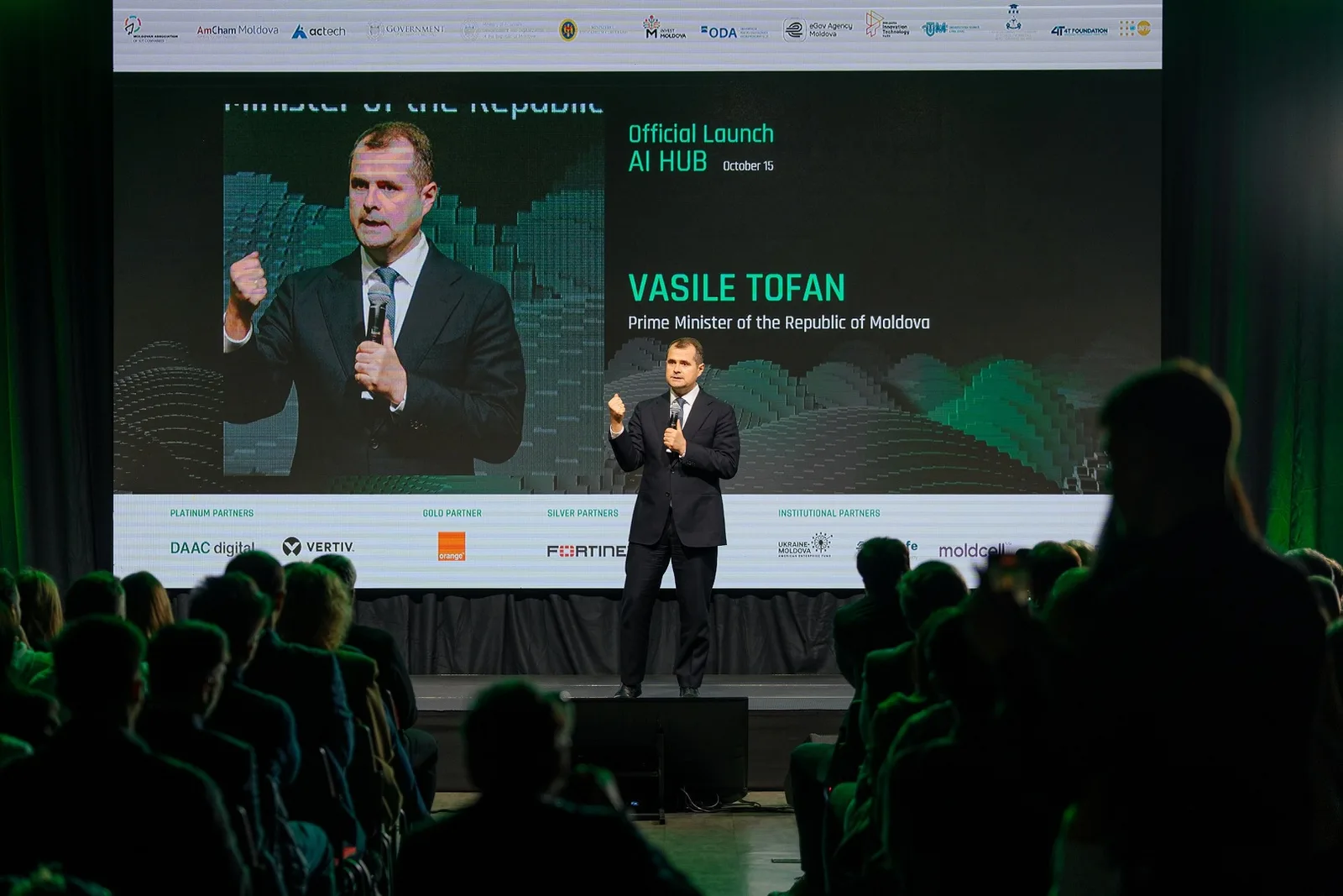 Premierul Vasile Tofan vorbește pe scenă, în fața publicului, la lansarea oficială a Moldova AI Hub