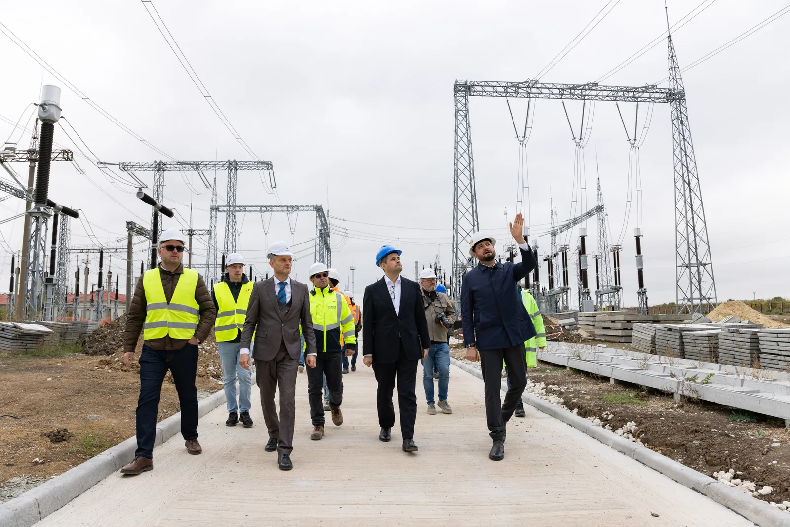 Delegația Guvernului, cu căști de protecție, vizitează Stația electrică Chișinău